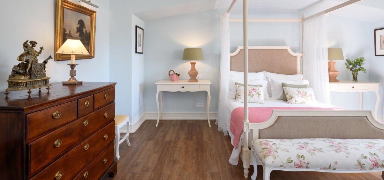 Bedroom with white bed with pink sheets - Wine Paths